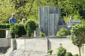Frankreich, Indre et Loire, Loire-Tal als Welterbe der UNESCO, Amboise, Mini-Chateau Park, Kinder vor dem Modell des Verlieses von Loches