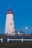 Kanada, New Brunswick, Akadische Halbinsel, Miscou Island, Miscou-Leuchtturm, Abenddämmerung mit Vollmond