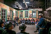 Kanada, Neuschottland, Glace Bay, Cape Breton Miners Museum, Museum zur Geschichte des Kohlebergbaus, Besucher hören einem ehemaligen Bergmann zu