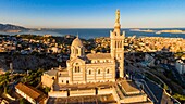 Frankreich, Bouches du Rhone, Marseille, Basilika Notre Dame de la Garde (Luftaufnahme)