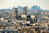 Frankreich, Paris, die Kirche Saint Sulpice und die Türme von La Defense