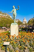 Frankreich, Paris, der Jardin du Luxembourg mit der Statue des griechischen Schauspielers von Charles Arthur Bourgeois aus dem Jahr 1868 und dem Pantheon im Hintergrund