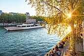 France, Paris, area listed as World heritage by UNESCO, Saint Louis Island, Orleans Pier at sunset