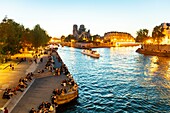 Frankreich, Paris, Weltkulturerbe der UNESCO, Dinner Cruise Boot vor Notre Dame