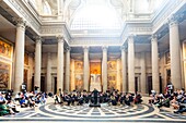 Frankreich, Paris, Quartier Latin, Pantheon (1790), Gebäude im neoklassizistischen Stil, Gebäude in Form eines griechischen Kreuzes, Konzert mit klassischer Musik