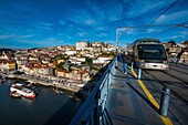 Portugal, Porto, Ribeira-Viertel, Douro-Dock, Metro auf der Dom-Luis-Brücke