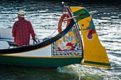 Portugal, Aveiro, farbenfrohe Boote (barcos moliceiros), die traditionell für die Seegrasernte verwendet werden