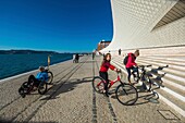 Portugal, Lisbonne, cycle paths on the Tage docks, in front the electricity museum