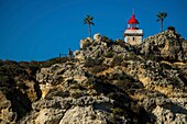 Portugal, Algarve, Lagos, Klippen und Bögen der Ponta de Piedade, Leuchtturm