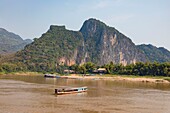 Laos, Provinz Luang Prabang, Zusammenfluss von Mekong und Nam Ou, gegenüber der Pak Ou-Höhle