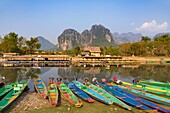 Laos, Provinz Vientiane, Vang Vieng, Nam Song Fluss, Karstgebirge im Hintergrund