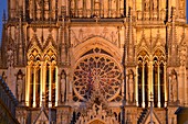 Frankreich, Marne, Reims, Kathedrale Notre Dame, von der UNESCO zum Weltkulturerbe erklärt, Westfassade, Rosette und Krönung der Jungfrau am Giebel