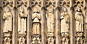 Frankreich, Marne, Reims, Kathedrale Notre Dame de Reims, von der UNESCO zum Weltkulturerbe erklärt, Westfassade, Taufe von Chlodwig (Mitte) durch den Bischof Saint-Remi, in Anwesenheit von Clotilde, seiner Frau und Inspiration seiner Bekehrung, der bischöflichen Assistenten und des Einsiedlers Montan