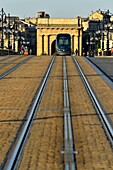 Frankreich, Gironde, Bordeaux, UNESCO-Welterbe, Pont de Pierre über die Garonne, 1822 eingeweihte Ziegel- und Steinbogenbrücke und Tor der Bourgogne