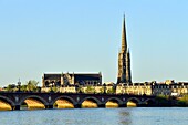 Frankreich, Gironde, Bordeaux, von der UNESCO zum Weltkulturerbe erklärtes Gebiet, die Pont de Pierre am Ufer der Garonne und die Basilika Saint Michel, die zwischen dem 14. und 16. Jahrhundert im gotischen Stil erbaut wurde und deren Turm 114 m hoch ist