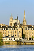 Frankreich, Gironde, Bordeaux, von der UNESCO zum Weltkulturerbe erklärtes Gebiet, Richelieu-Kai, gotische Porte Cailhau oder Porte du Palais aus dem 15. Jahrhundert, Pey-Berland-Turm und Kathedrale Saint Andre