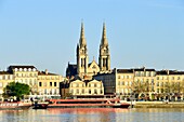 Frankreich, Gironde, Bordeaux, von der UNESCO zum Weltkulturerbe erklärtes Gebiet, Quai des Chartrons und die Kirche St Louis des Chartrons im Hintergrund
