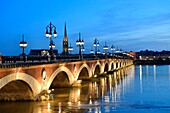 Frankreich, Gironde, Bordeaux, von der UNESCO zum Weltkulturerbe erklärtes Gebiet, Pont de Pierre an der Garonne, im Hintergrund die Kirche Saint Michel und das Tor von Bourgogne