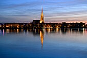 Frankreich, Gironde, Bordeaux, von der UNESCO als Weltkulturerbe eingestuftes Gebiet, die Ufer der Garonne und die zwischen dem 14. und 16. Jahrhundert im gotischen Stil erbaute Basilika Saint Michel mit ihrem 114 m hohen Turm