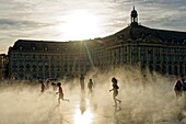 Frankreich, Gironde, Bordeaux, von der UNESCO zum Weltkulturerbe erklärtes Gebiet, Stadtteil Saint Pierre, Place de la Bourse, das Spiegelbecken aus dem Jahr 2006 und der Hydrant von Jean-Max Llorca