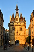 Frankreich, Gironde, Bordeaux, von der UNESCO zum Weltkulturerbe erklärter Stadtteil Saint-Pierre, gotisches Cailhau-Tor aus dem 15.