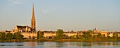 Frankreich, Gironde, Bordeaux, von der UNESCO zum Weltkulturerbe erklärt, die Ufer der Garonne, die Kirche Saint Michel und das Tor von Bourgogne