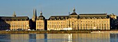 Frankreich, Gironde, Bordeaux, von der UNESCO zum Weltkulturerbe erklärtes Gebiet, die Ufer der Garonne und die Gebäude des Bourse-Platzes sowie die Kathedrale Saint Andre im Hintergrund