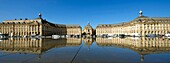 Frankreich, Gironde, Bordeaux, von der UNESCO zum Weltkulturerbe erklärtes Gebiet, Stadtteil Saint Pierre, Place de la Bourse, das Spiegelbecken aus dem Jahr 2006 und der Hydrant von Jean-Max Llorca