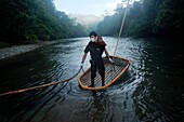 Indonesien, Sumatra, Rettung in Not geratener Orang-Utans, Pflege und Resozialisierung für die Wiederauswilderung