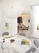 Frankreich, Languedoc-Roussillon, Nimes, Geschichte: Geöffnetes Loft zum Innenhof (Architekt Roulle-Oliveira)