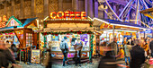 Blick auf den Weihnachtsmarkt und die St. Georges Hall, Liverpool City Centre, Liverpool, Merseyside, England, Vereinigtes Königreich, Europa