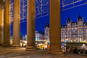 Blick auf den Weihnachtsmarkt von der St. Georges Hall, Liverpool City Centre, Liverpool, Merseyside, England, Vereinigtes Königreich, Europa