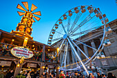 Blick auf Riesenrad und Weihnachtsmarkt, St. Georges Hall, Liverpool City Centre, Liverpool, Merseyside, England, Vereinigtes Königreich, Europa