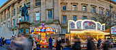 Blick auf den Weihnachtsmarkt und die St. Georges Hall, Liverpool City Centre, Liverpool, Merseyside, England, Vereinigtes Königreich, Europa