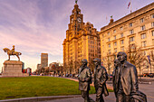 Blick auf die Beatles-Statue und das Royal Liver Building, Liverpool City Centre, Liverpool, Merseyside, England, Vereinigtes Königreich, Europa