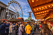 Blick auf den Weihnachtsmarkt und die St. Georges Hall, Liverpool City Centre, Liverpool, Merseyside, England, Vereinigtes Königreich, Europa