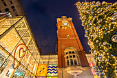 Blick auf den Uhrenturm der Victoria Station und den Weihnachtsbaum in der Abenddämmerung, Nottingham, Nottinghamshire, England, Vereinigtes Königreich, Europa