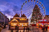 Blick auf Riesenrad und Weihnachtsmarkt auf dem Old Market Square in der Abenddämmerung, Nottingham, Nottinghamshire, England, Vereinigtes Königreich, Europa