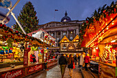 Blick auf das Rathaus und den Weihnachtsmarkt auf dem Old Market Square in der Abenddämmerung, Nottingham, Nottinghamshire, England, Vereinigtes Königreich, Europa