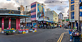 Blick auf Gebäude und Marktstände in der Nähe des Zentralmarktes, Port Louis, Mauritius, Indischer Ozean, Afrika