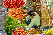 Blick auf buntes Obst und Gemüse auf dem Zentralmarkt, Port Louis, Mauritius, Indischer Ozean, Afrika