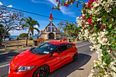 Blick auf rotes Auto und Notre-Dame Auxiliatrice de Cap Malheureux, Cap Malheureux, Mauritius, Indischer Ozean, Afrika