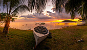 Blick auf Le Morne durch Palmen bei Le Morne Brabant bei Sonnenuntergang, Savanne District, Mauritius, Indischer Ozean, Afrika