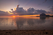 Blick auf Le Morne von Le Morne Brabant bei Sonnenuntergang, Savanne District, Mauritius, Indischer Ozean, Afrika