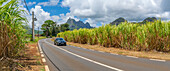Blick auf die Straße, die zu Pieter Both in der Nähe von Vallee du Paradis führt, Mauritius, Indischer Ozean, Afrika