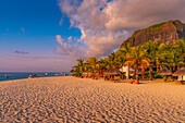 Blick auf den öffentlichen Strand von Le Morne bei Sonnenuntergang, Le Morne, Bezirk Riviere Noire, Mauritius, Indischer Ozean, Afrika