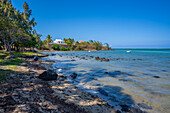 Blick auf den Strand Anse La Raie und den türkisfarbenen Indischen Ozean an einem sonnigen Tag, Mauritius, Indischer Ozean, Afrika