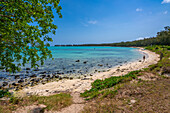 Blick auf den Mont Choisy Beach und den türkisfarbenen Indischen Ozean an einem sonnigen Tag, Mauritius, Indischer Ozean, Afrika