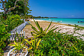 Blick auf den Strand von Trou-aux-Biches und den türkisfarbenen Indischen Ozean an einem sonnigen Tag, Trou-aux-Biches, Mauritius, Indischer Ozean, Afrika