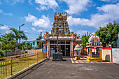 Blick auf einen farbenfrohen Hindu-Tempel in Bambous, Mauritius, Indischer Ozean, Afrika